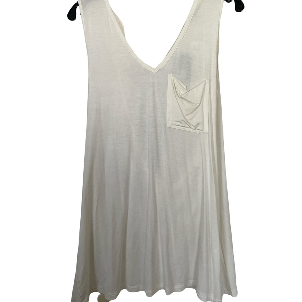 Very J. Sleeveless V-Neck Tank Cream Color Size Medium